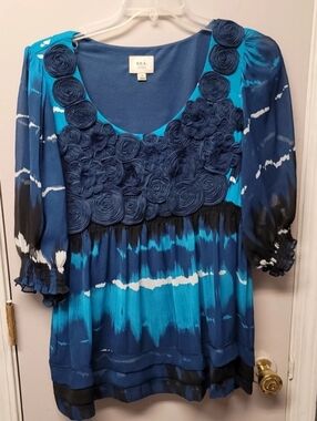 ECI Womens Top Size 2x Shades of Blue 3D Flowers Lined 3/4 Flowers Scoop Necklin